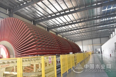 方太柏櫥采購(gòu)部長(zhǎng)趙劍鋒等一行到訪科林木業(yè)工廠參觀